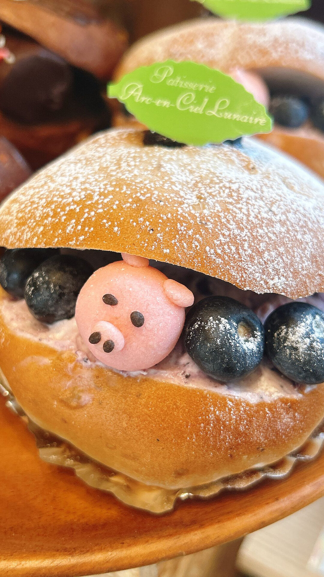 【ベーグルサンド【ブルーベリークリームチーズ】に🐷が】