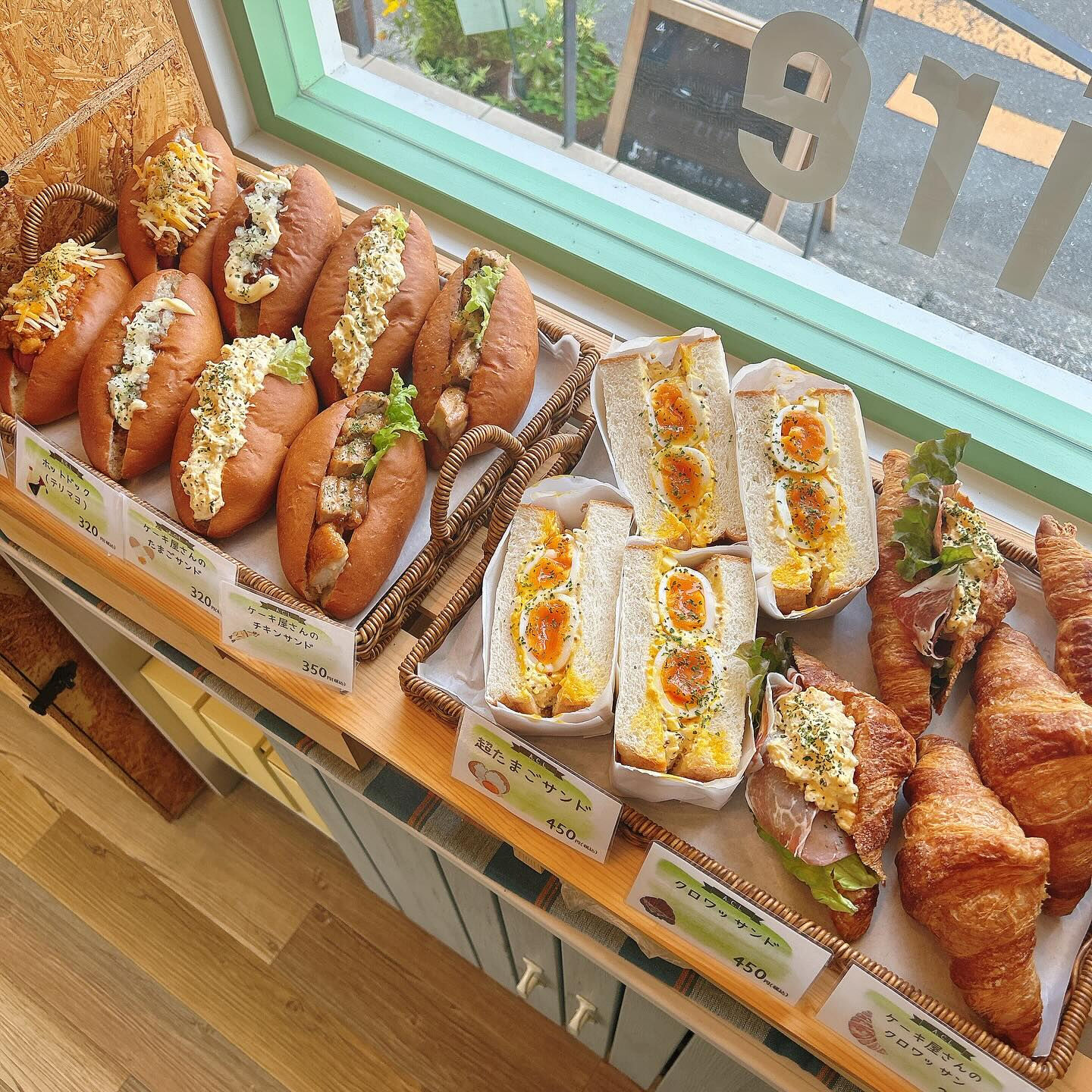 【本日のベーグルサンド（厚切りベーコン）はBBQ味です】